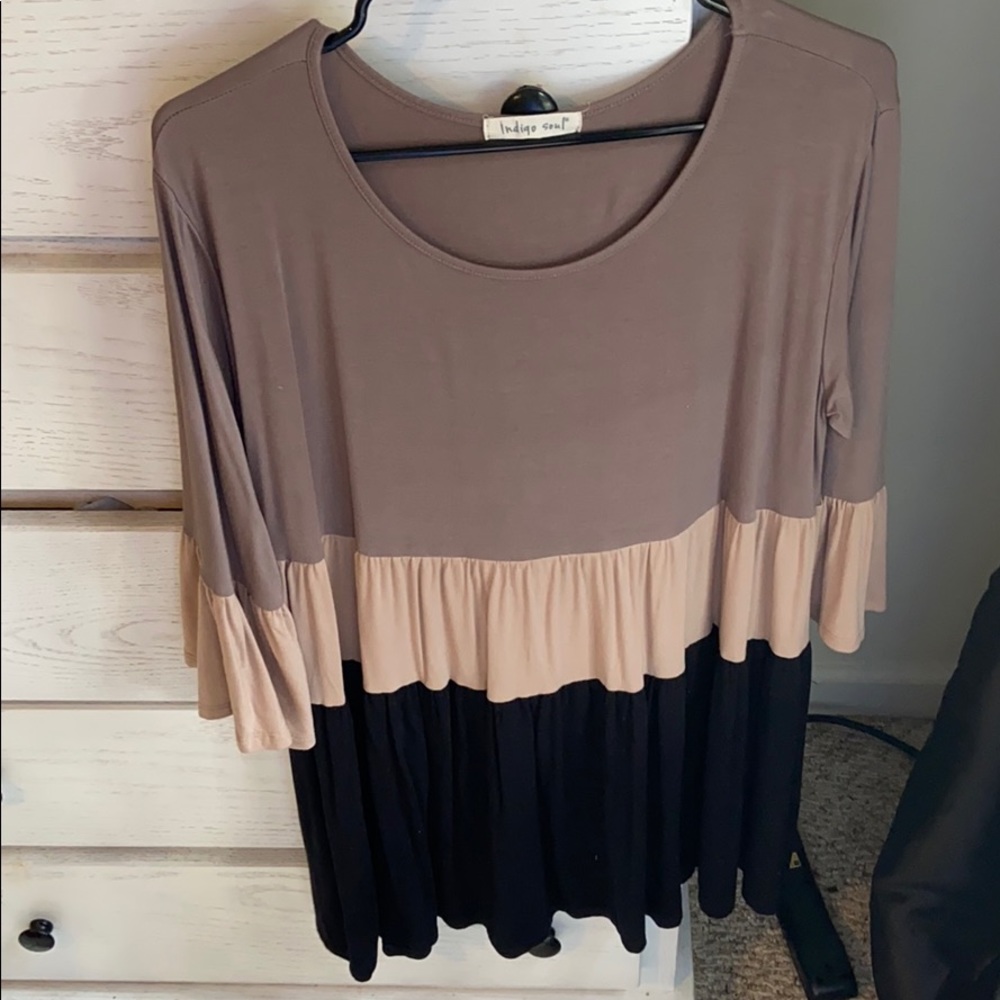 Long sleeve. Flowy multicolor dress. Crew neck.